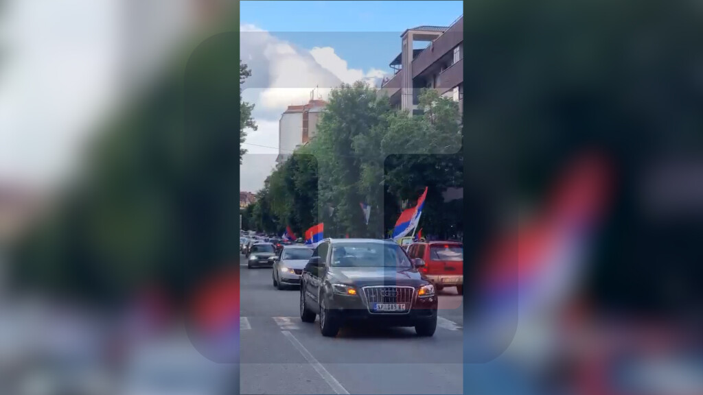 Kolone vozila sa srpskim trbojkama u Kosovskoj Mitrovici u znak podrške Vučiću