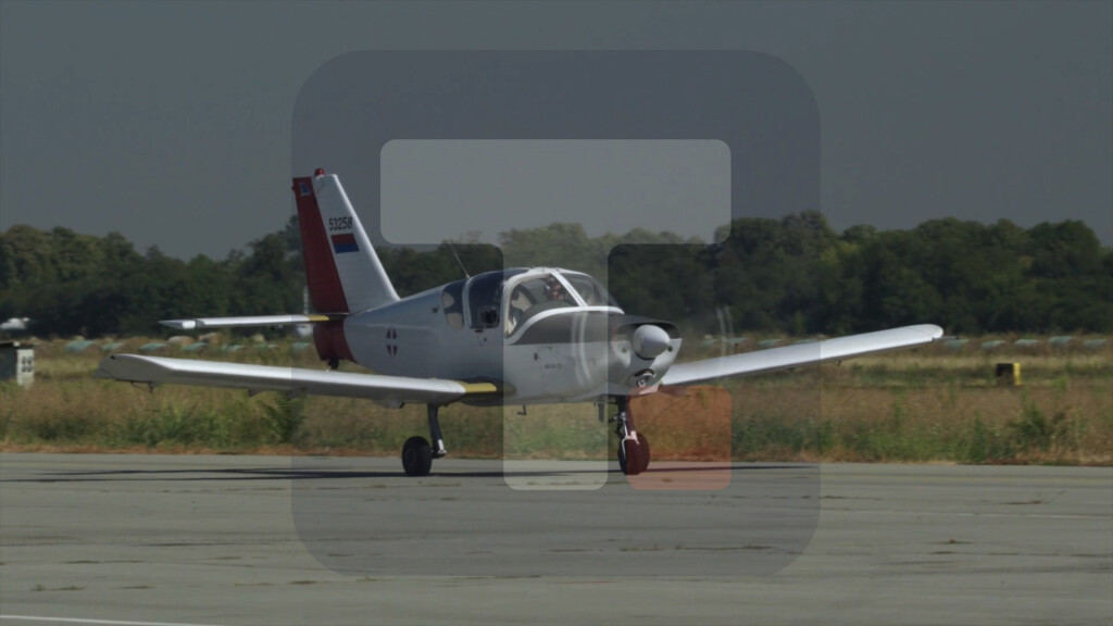 Na aerodromu u Batajnici u toku letačka obuka za buduće pilote Vojske Srbije