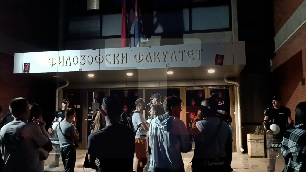 Ponovo okupljanje ispred Filozofskog fakulteta u Novom Sadu
