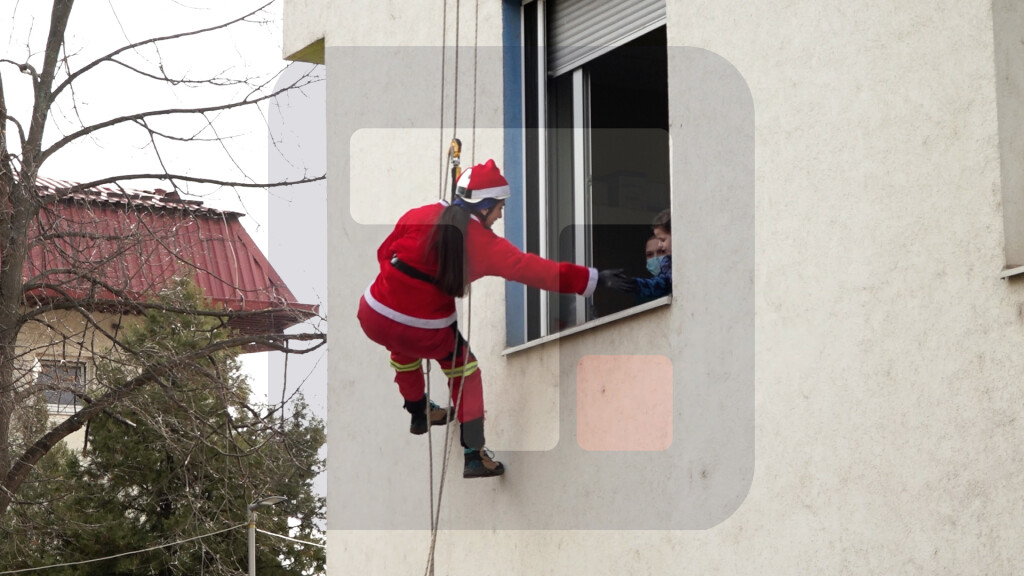 Spasioci Gorske službe poklanjaju poklone deci u zdravstvenim ustanovama širom Srbije