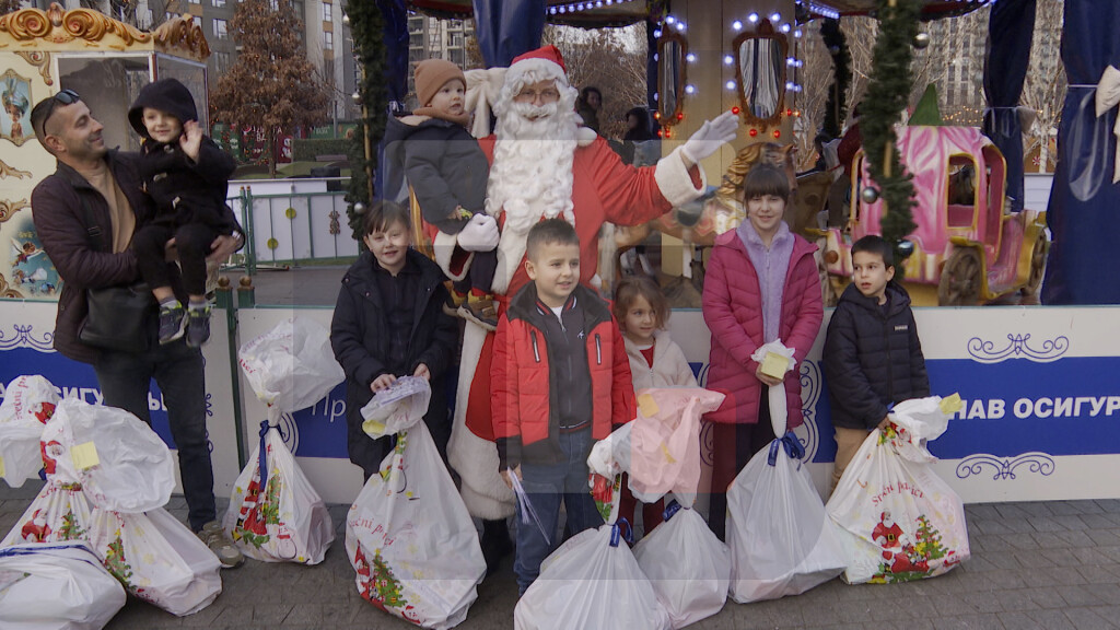 Dunav osiguranje daruje više od 4.300 novogodišnjih paketića deci