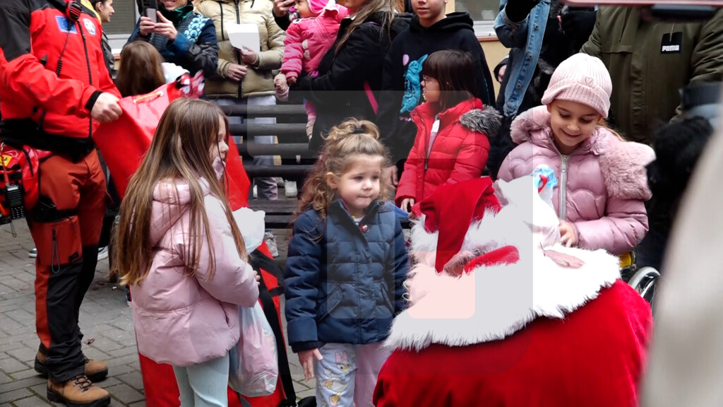Članovi GSS podelili novogodišnje paketiće deci u bolnici u Novom Sadu