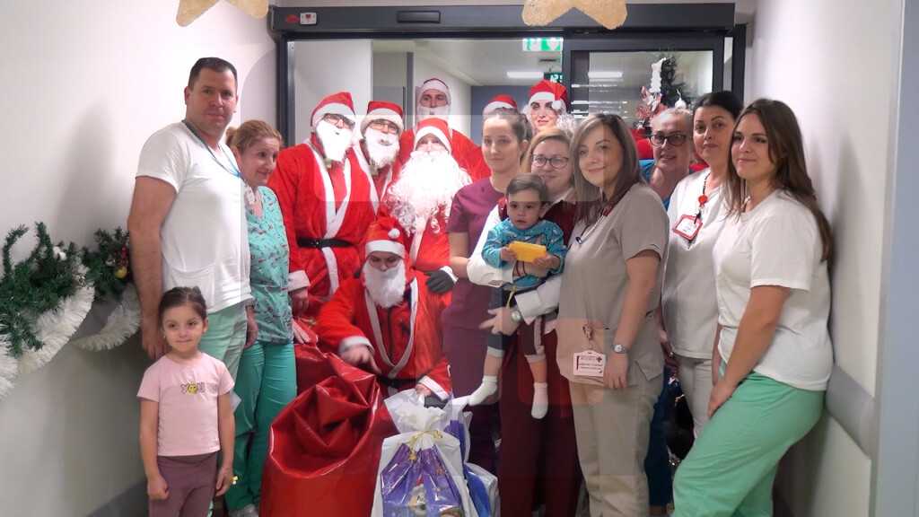 Spasioci GSS danas u Leskovcu doneli poklone deci u zdravstvenim ustanovama