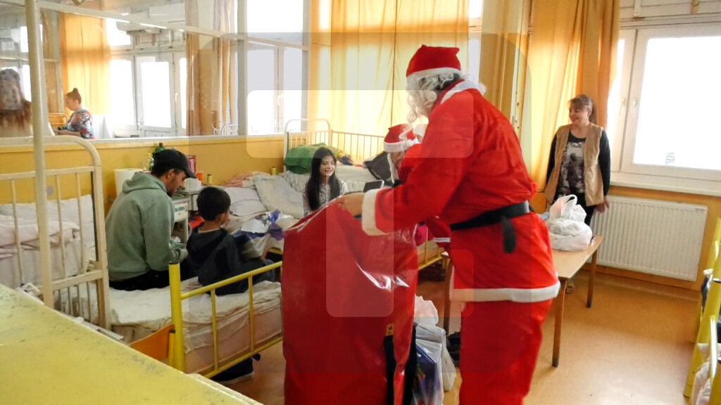 Članovi GSSS podelili novogodišnje paketiće deci na Dečijem odeljenju u Vranju