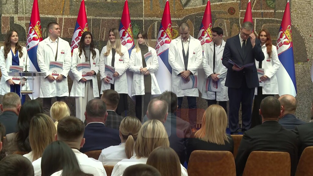 Vučić na dodeli ugovora o radu najboljim diplomcima medicinskih fakulteta i škola