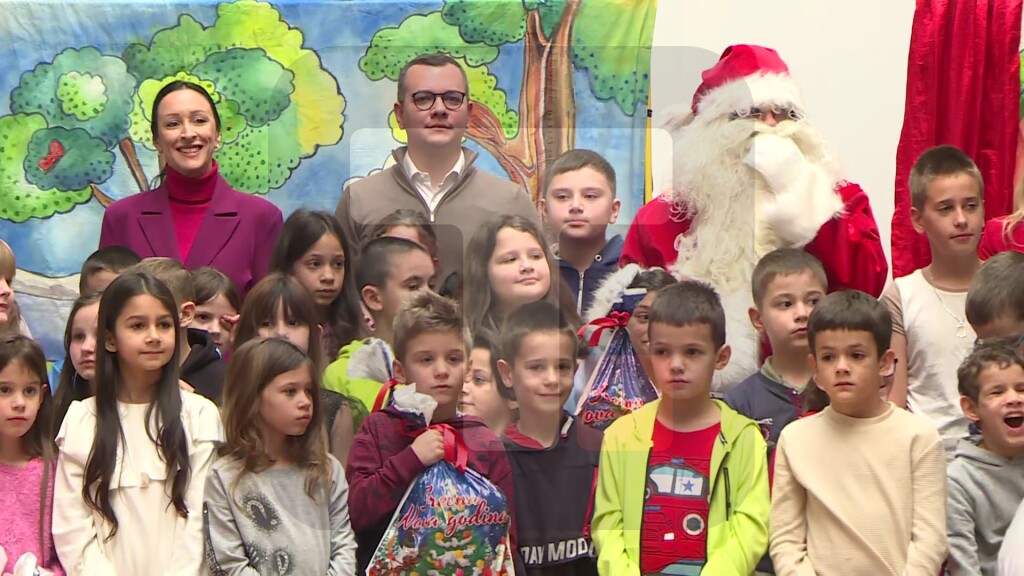 Žarić Kovačević podelila novogodišnje paketiće deci u Borči