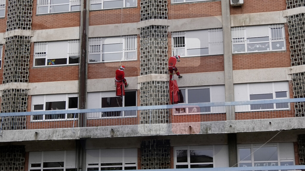 Spasioci GSS u kostimima Deda Mraza podelili paketiće deci iz bolnice u Kruševcu