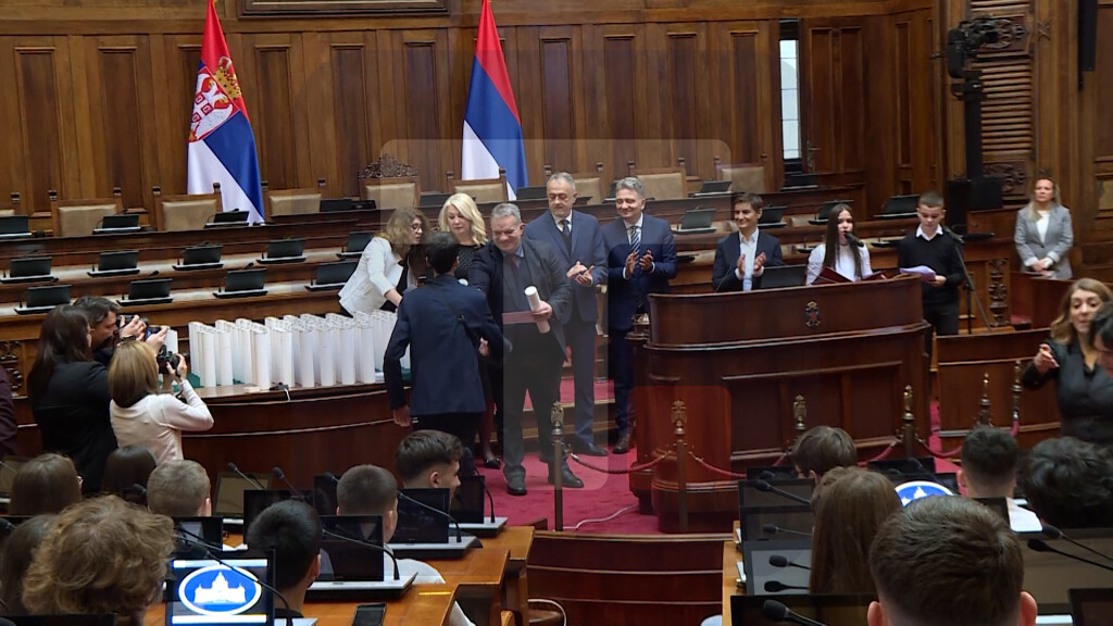 Dodela plaketa Takmičarima generacije učenicima osnovnih škola, koji su postigli izuzetne rezultate na republičkim i međunarodnim takmičenjima