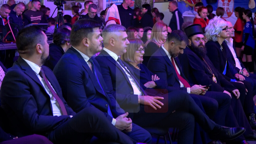 Gojković i Basta prisustvovali defileu mladih sportista i folklora iz regiona