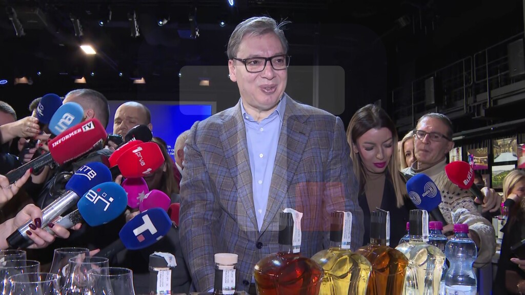 Vučić na dodeli rešenja za podsticaje proizvođačima vina, piva i jakih pića