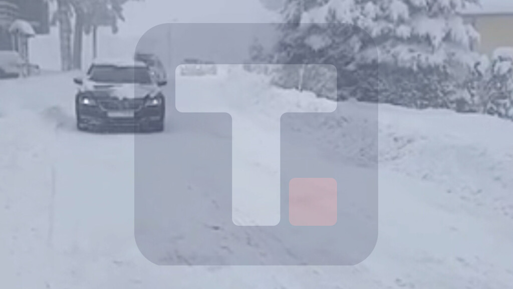 Zlatibor: Mećava donela 20 cm novog snega,putari na terenu sa teškom mehanizacijom