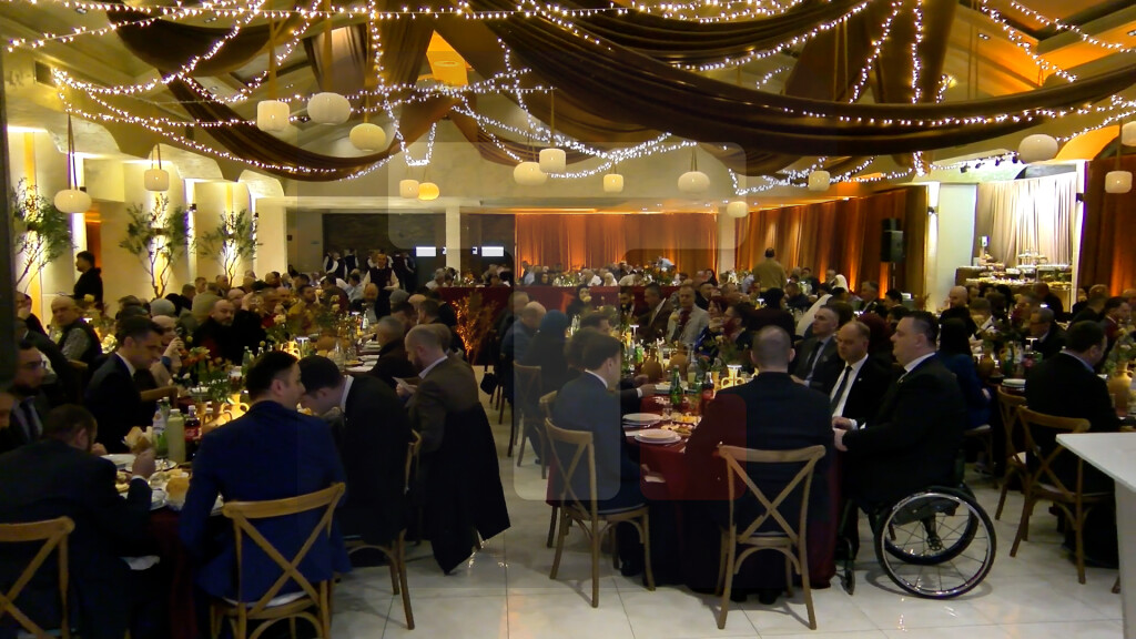 Održan prvi "Iftar mira" u Novom Pazaru u organizaciji Kabineta Zukorlića