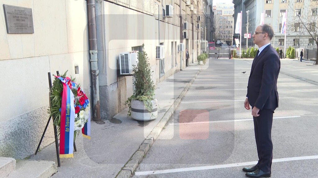 Macut sa ministrima položio vence na mestu gde je ubijen Zoran Đinđić