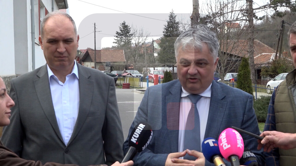 Lučić u R. Glavi: U OŠ "B.Perić" postavljena bazna stanica, doniramo i atletsku stazu