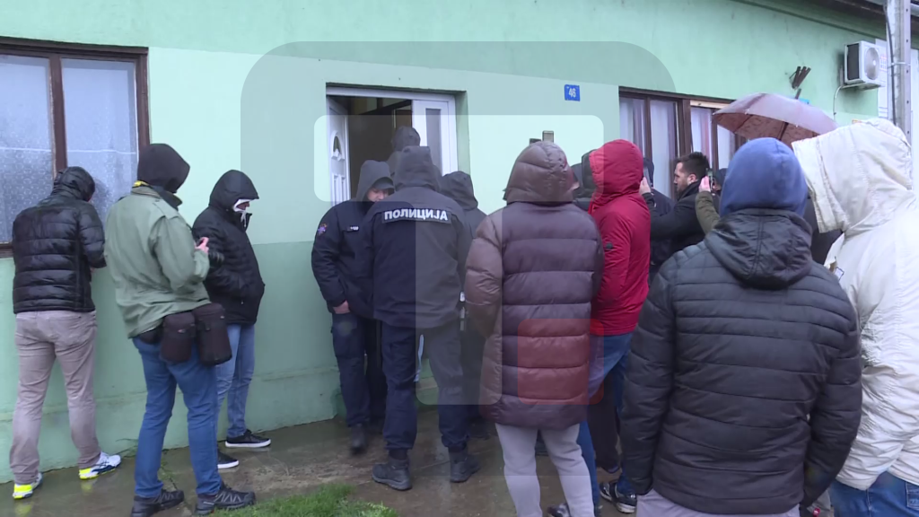 U Kruščiću se pristalice opozicije okupile ispred Mađarskog doma,gde su članovi SNS-a