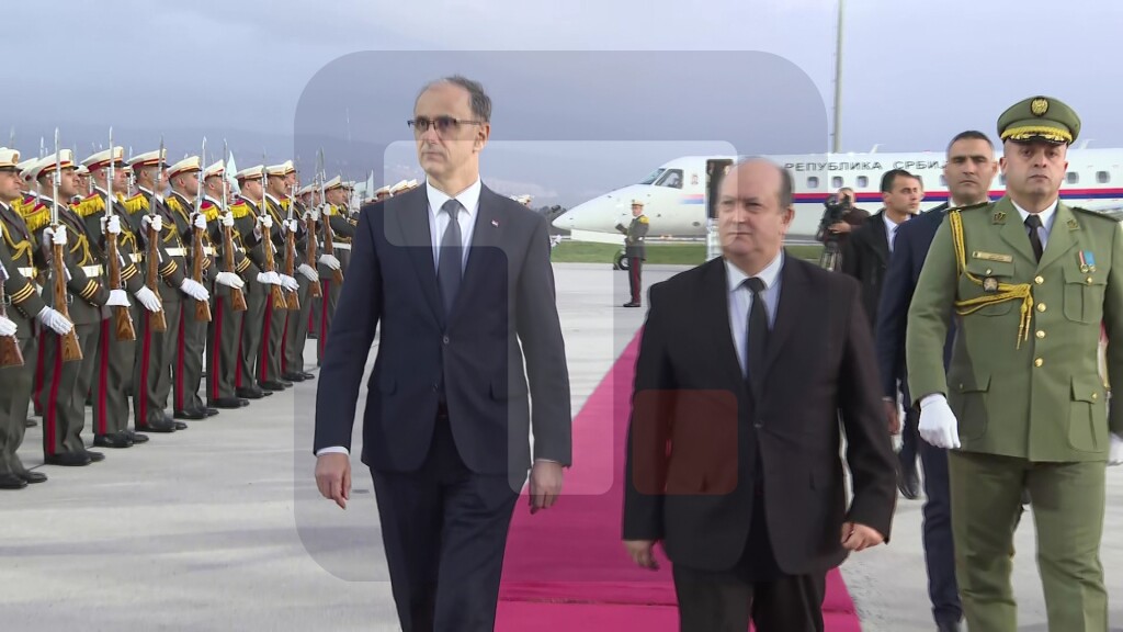 Macut stigao u Alžir, dočekao ga premijer Sifi Grib