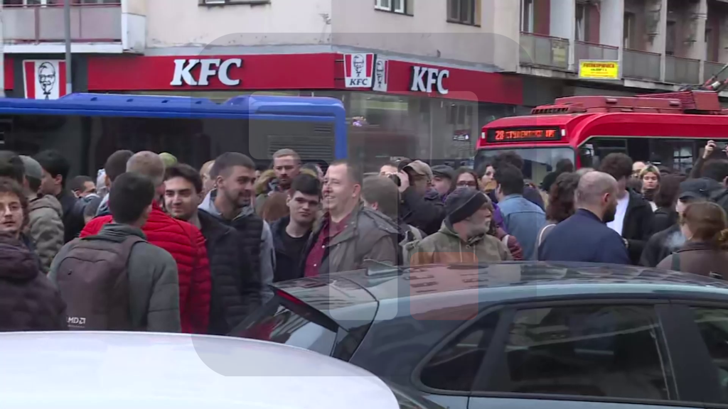 Ispred Rektorata manja grupa građana, na Studentskom trgu blokran saobraćaj
