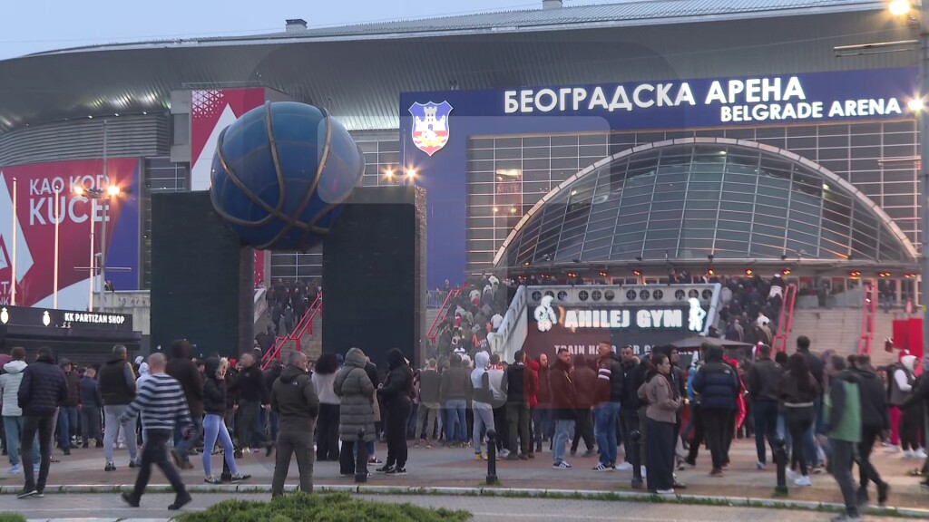 Okupljanje navijača pred košarkaški večiti derbi