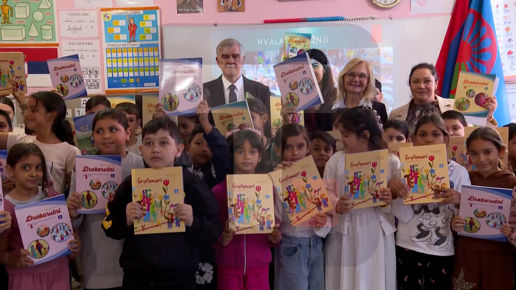 Beriša u OŠ "Sutjeska" u Zemunu podelio 60 udžbenika učenicima romske nacionalnosti
