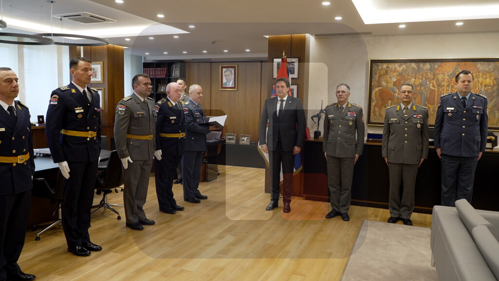 Gašić uručio ukaze o unapređenjima i postavljenjima na nove dužnosti u Vojsci Srbije