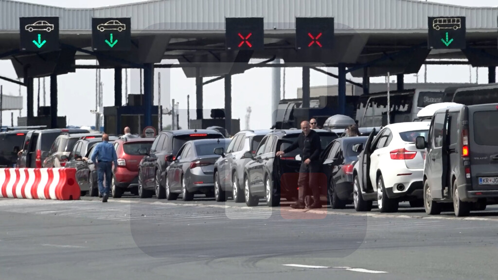 Kolona na Batrovcima duža od dva kilometra, čekanje i do dva i po sata