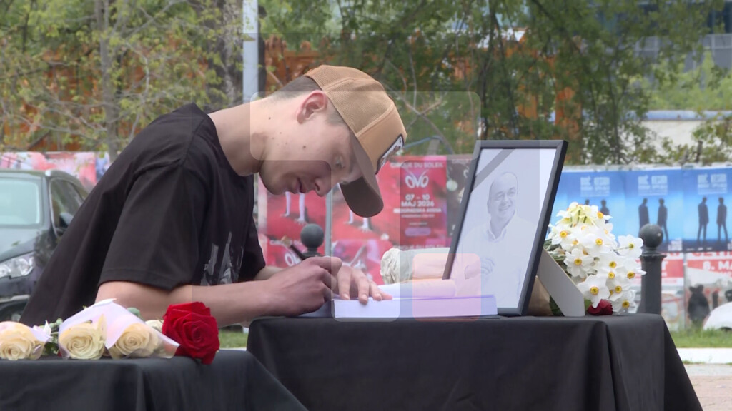 Upisivanje u knjigu žalosti povodom smrti Duška Vujoševića ispred BG Arene