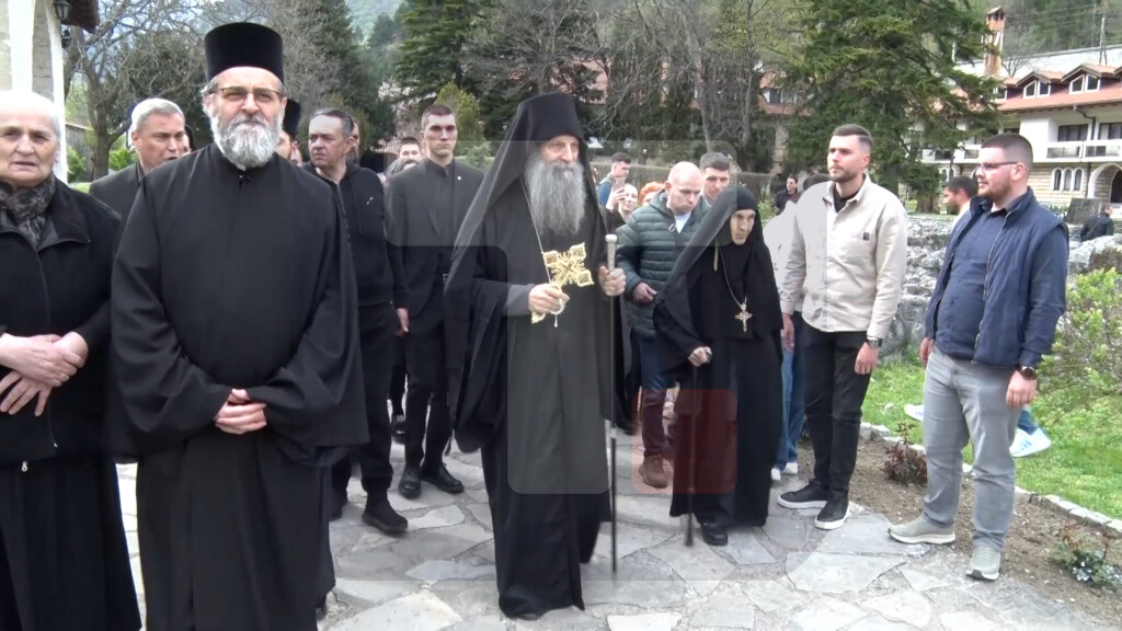 Patrijarh Porfirije stigao u Pećku Patrijaršiju, dočekali ga sveštenici i vernici