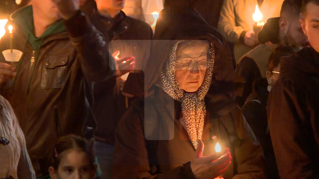 U Hramu Svetog Save u Beogradu vernicima podeljen Blagodatni oganj iz Jerusalima