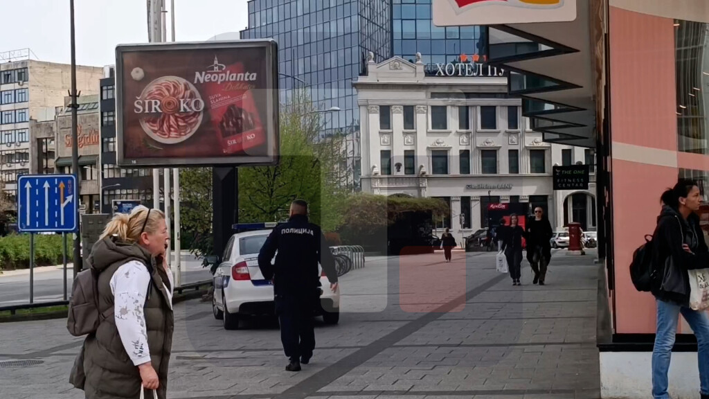 Pao deo drvene konstrukcije sa tržnog centra "Nork" u Novom Sadu, povređena žena