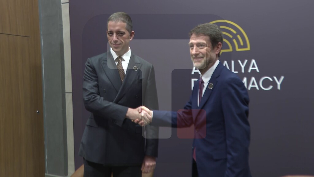 Đurić sa Hodžom na marginama Antalijskog diplomatskog foruma