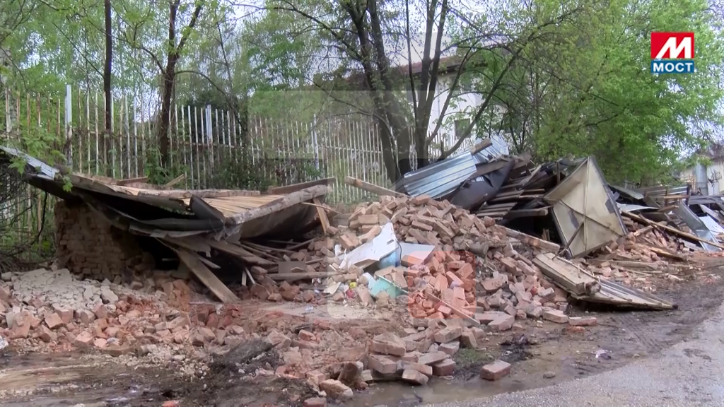 Priština porušila garaže u severnom delu Kosovske Mitrovici čiji su vlasnici Srbi