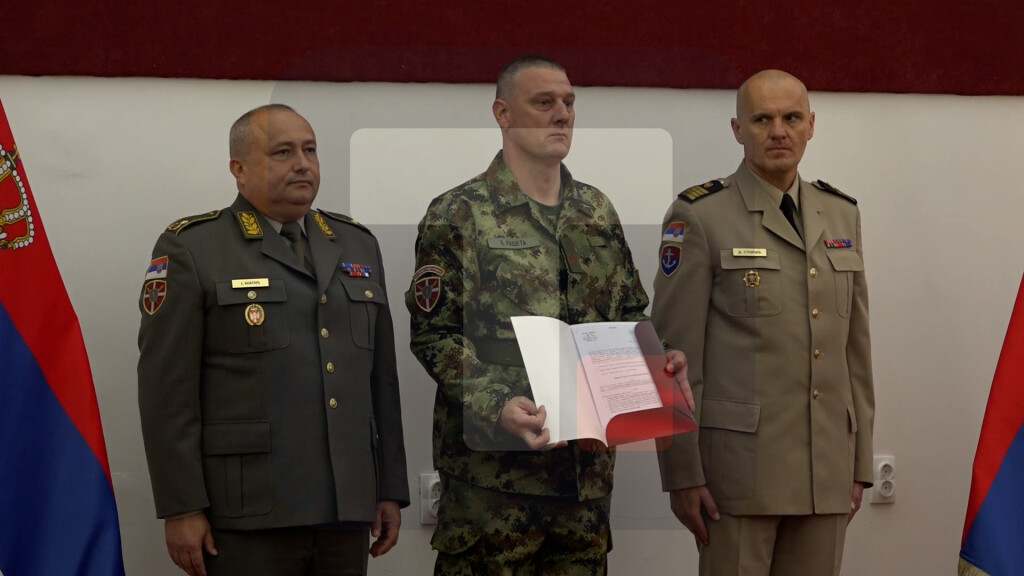 Uručeni prvi ugovori o radu na neodređeno vreme profesionalnim vojnicima