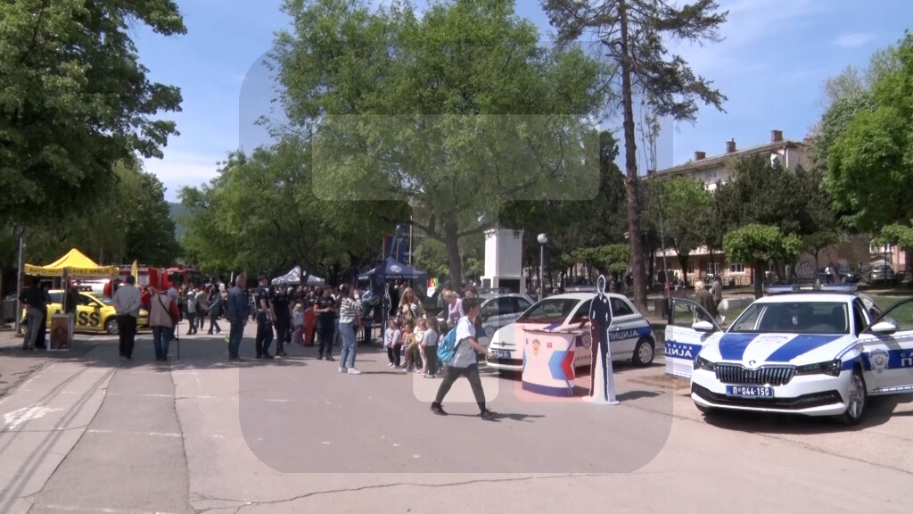 Karavan bezbednosti saobraćaja u Prokuplju, održana tribina za srednjoškolce