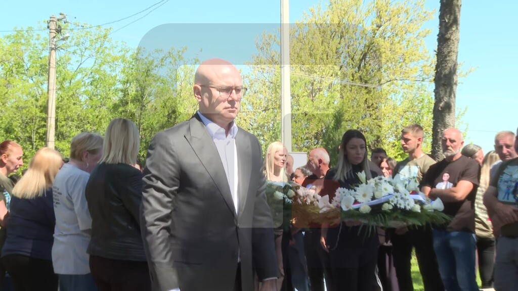 Mesarović i Vučević položili vence u Malom Orašju povodom godišnjice masovnog ubistva
