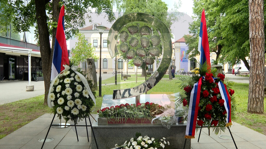 Venci i cveće na spomen-obeležju "Život"