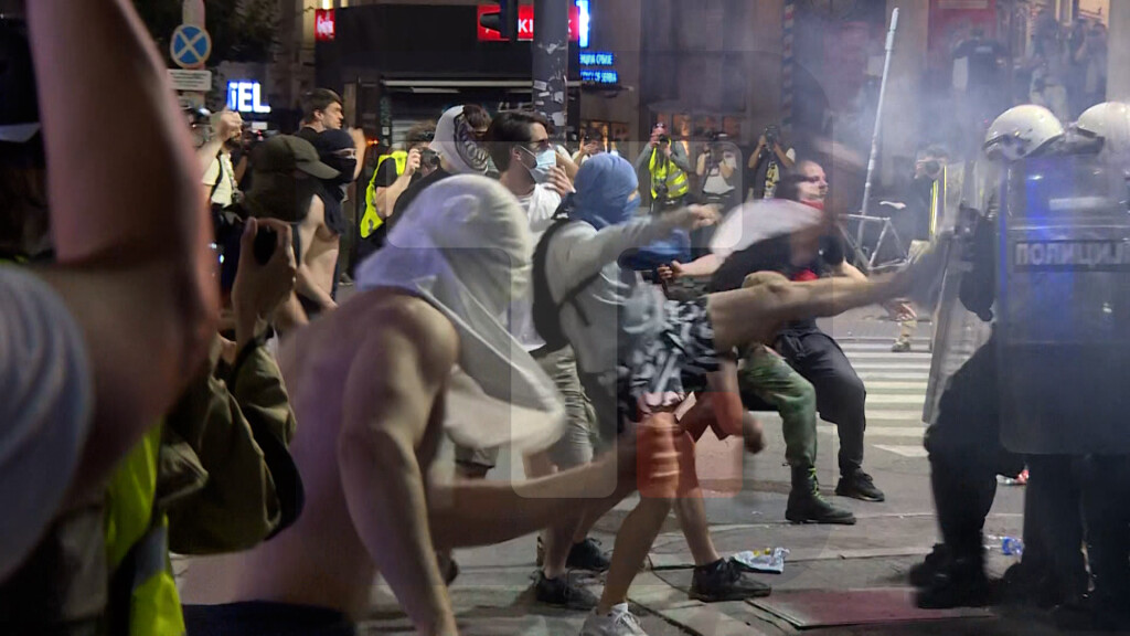 Učesnici protesta napali policiju na više mesta, policija pojačala snage,potiskuje ih