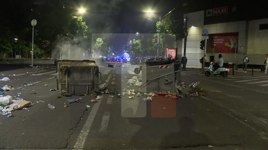 Policija potisnula učesnike protesta koji su je napali na Slaviju