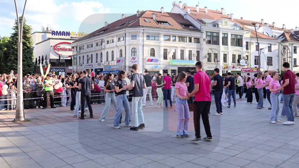 Čačak: Više od 400 maturanata plesalo maturski ples na glavnom trgu