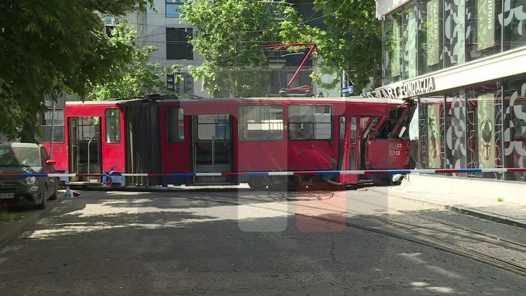 U Beogradu tramvaj izleteo iz šina i udario u izlog, povređeno više ljudi