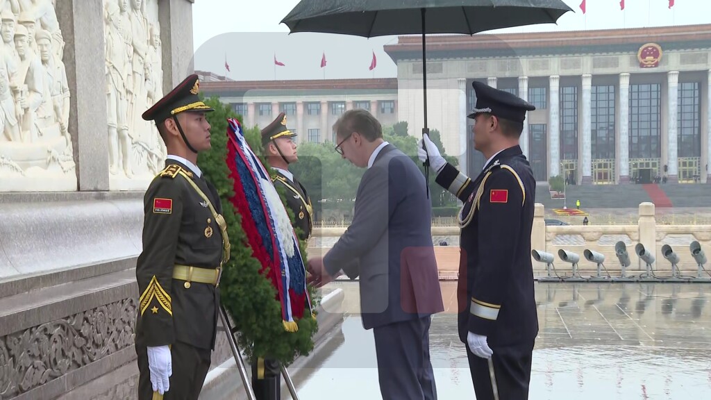 Vučić položio venac na Spomenik narodnim herojima na Tjenanmenu