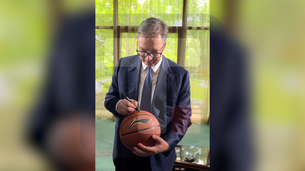 Vučić u Kini ostavio autogram na košarkaškoj lopti sa brojem 577