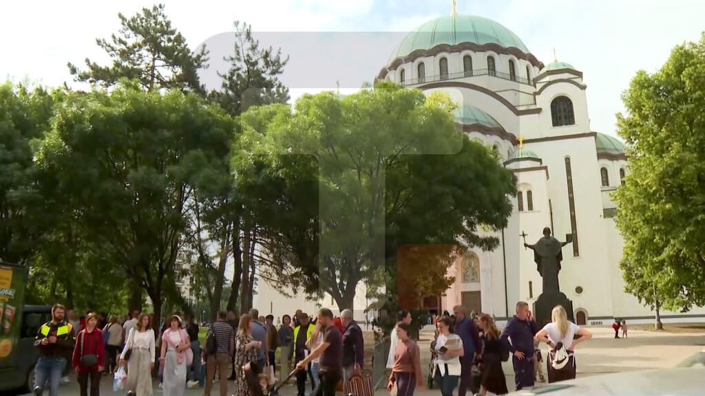 Veliki broj vernika čeka da se pokloni Časnom pojasu Presvete Bogorodice ispred Hrama Svetog Save