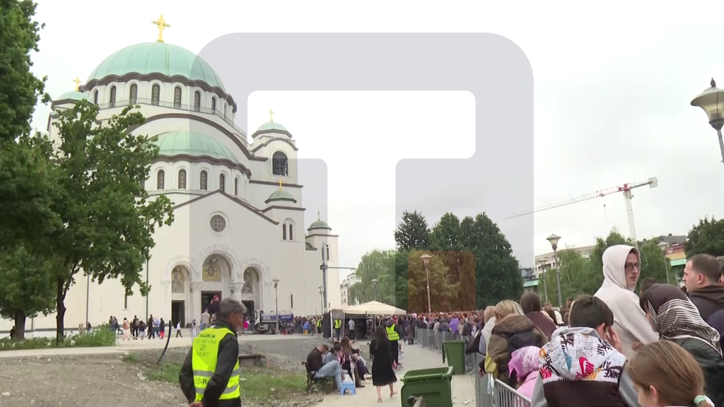 Vernici čekaju u redu ispred Hrama Svetog Save