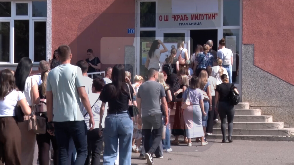Velike gužve na biračkim mestima u Gračanici