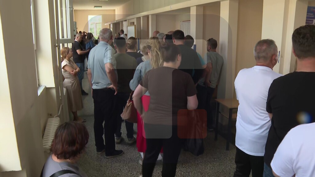 Na biračkim mestima u severnom delu K. Mitrovice veliki broj građana čeka da glasa