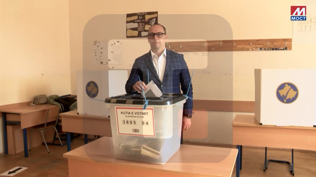 Simić glasao u K.Mitrovici, pozvao građane da u što većem broju izađu na izbore