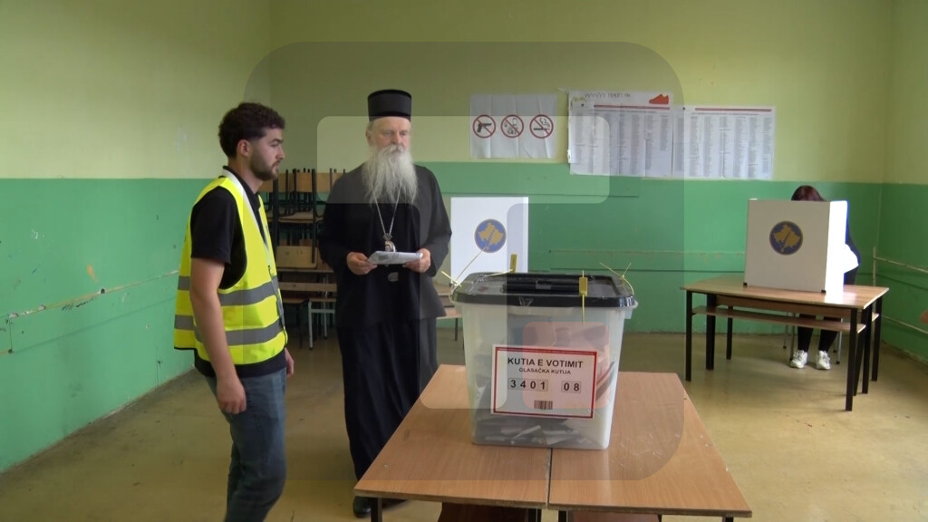 Mitropolit raško-prizrenski Teodosije glasao u Gračanici