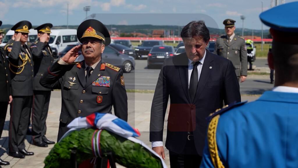 Ministri odbrane Srbije i Azerbejdžana položili vence u Spomen-kompleksu Slobodište