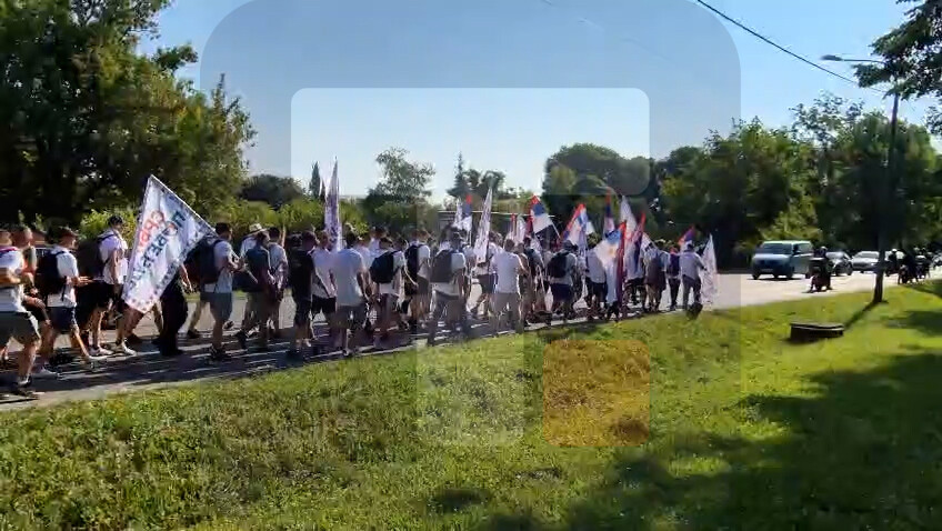 Grupa građana iz Novog Sada peške krenula na skup 27. juna u Beogradu