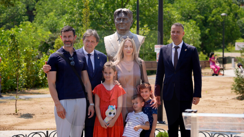 Ministar Gašić otkrio bistu Dragiju Nestoroviću u Kruševcu